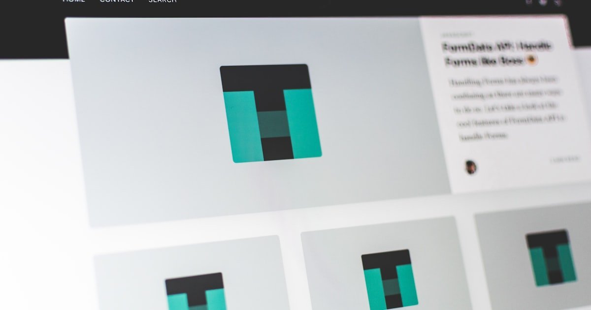 Un écran d’ordinateur affichant un site web moderne dans un espace de travail épuré, symbolisant WordPress comme CMS leader mondial